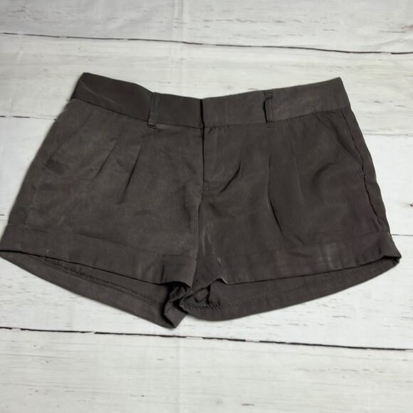 Old Navy Women’s Pleated  Cuffed Shorts Sz 12 - Picture 1 of 10